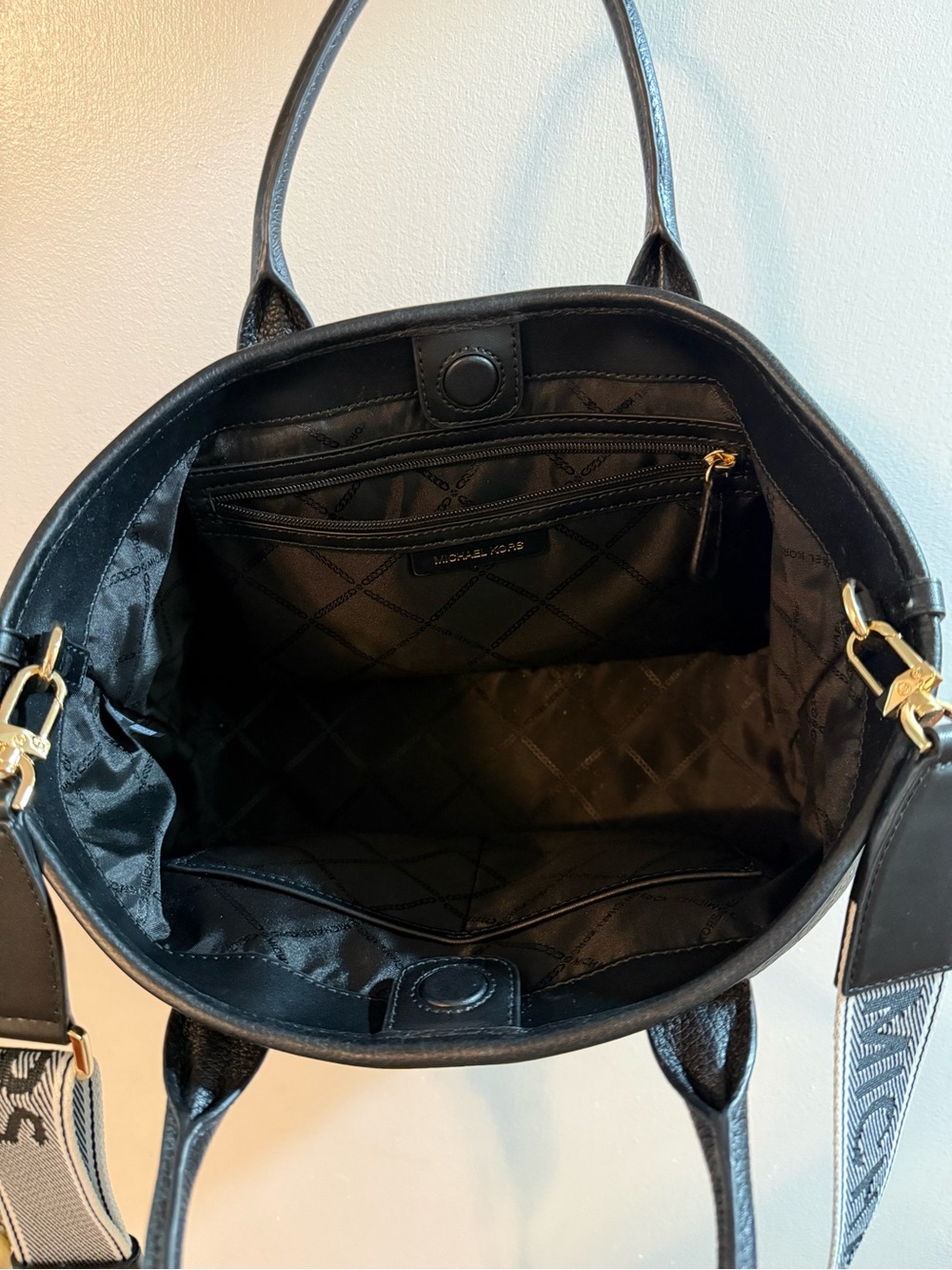 Michael Kors Luisa Medium Black Leather Shoulder Bag with Gold Logo - Picture 3 of 14